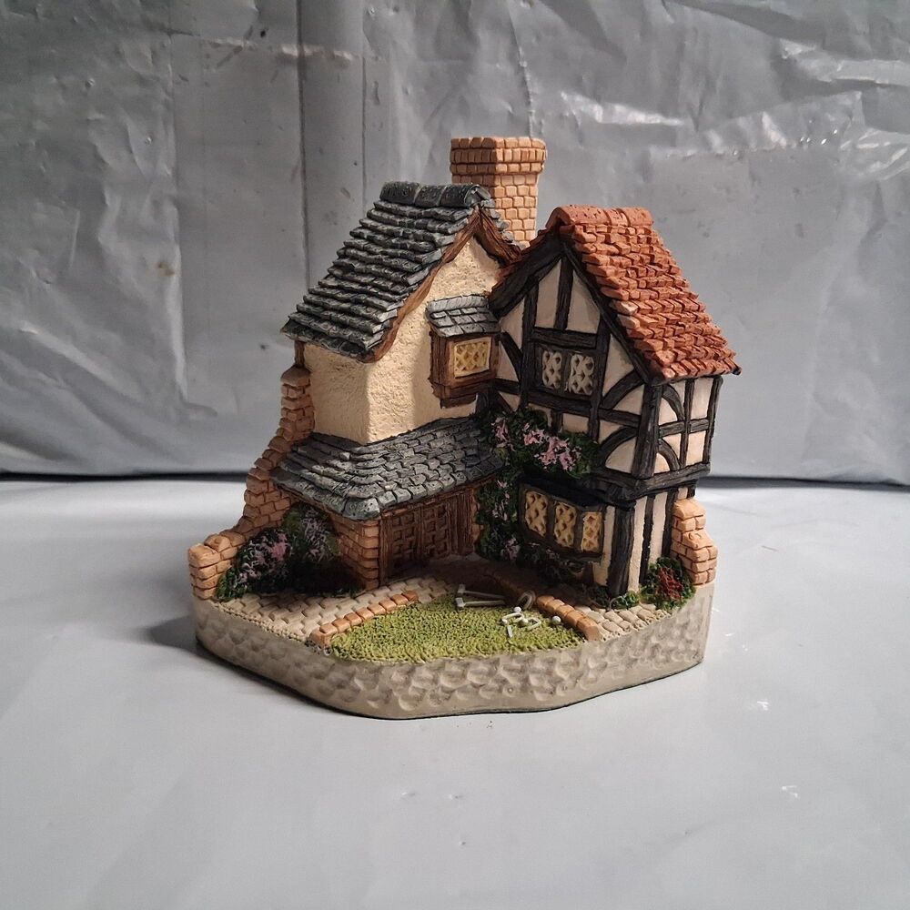 1994 David Winter Cottages 15 Lawnside Road Collectors Guild Figurine & Box